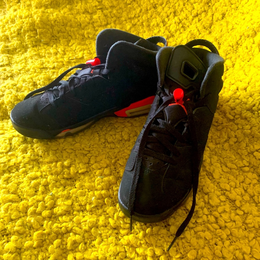 Gently used Air Jordan’s!! 🖤